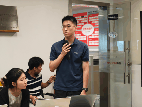 案例比赛演讲动图.gif 案例比赛演讲动图.gif